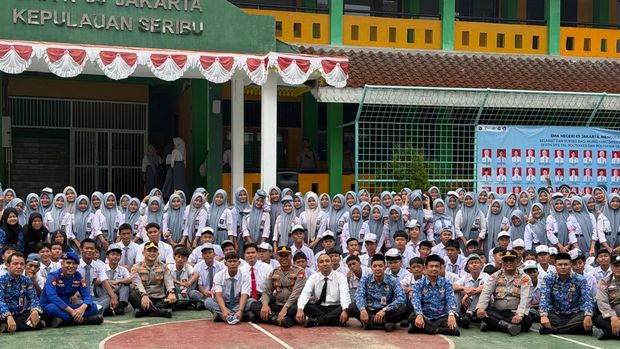 Kapolres Kepulauan Seribu, AKBP Wikha Ardilestanto memimpin upacara Hari Sumpah Pemuda di SMAN 69 Jakarta (dok istimewa)