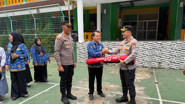 Kapolres Kepulauan Seribu, AKBP Wikha Ardilestanto memimpin upacara Hari Sumpah Pemuda di SMAN 69 Jakarta (dok istimewa)