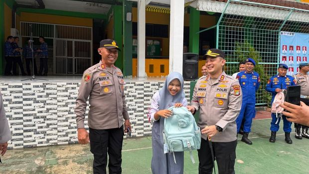 Kapolres Kepulauan Seribu, AKBP Wikha Ardilestanto memimpin upacara Hari Sumpah Pemuda di SMAN 69 Jakarta (dok istimewa)
