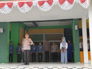 Kapolres Kepulauan Seribu Pimpin Upacara di SMAN 69 Jakarta, Ingatkan Bahaya Narkoba-Judol