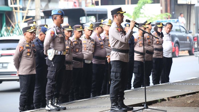 Kapolrestabes Makassar Kombes Arya Perdana memimpin apel pasukan jelang aksi demonstrasi peringatan hari sumpah pemuda.