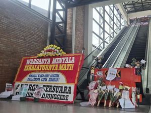 Warga Pengirim Karangan Bunga Senang Eskalator Mati Stasiun Bojonggede Diperbaiki