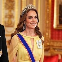Seorang netizen lainnya menyarankan Kate menggunakan bantuan profesional. Dia butuh stylist dan makeup artist yang mengikuti tren 2026, tulisnya. Foto: Aaron Chown/Pool via REUTERS