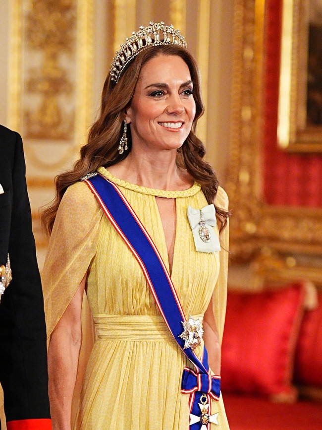 Seorang netizen lainnya menyarankan Kate menggunakan bantuan profesional. Dia butuh stylist dan makeup artist yang mengikuti tren 2026, tulisnya. Foto: Aaron Chown/Pool via REUTERS