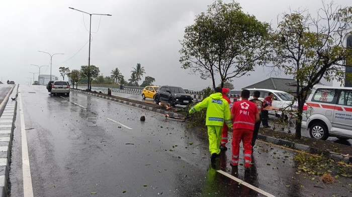 Kecelakaan beruntun melibatkan tiga mobil terjadi di Ring Road Barat, Jalan Siliwangi, Dusun Turusan, Banyuraden, Gamping, Sleman, Rabu (28/10/2026).
