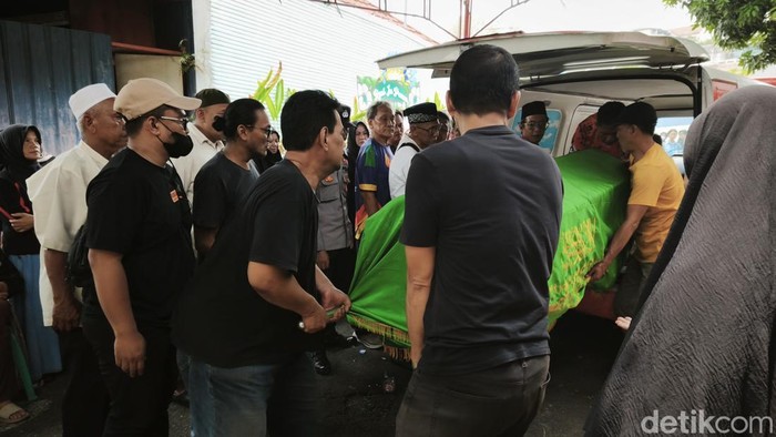 Kedatangan jenazah almarhumah Ayudiah Rivana Tridiandinita di rumah duka di Kelurahan Gedawang, Kecamatan Banyumanik, Kota Semarang, Rabu (28/10/2026).