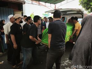 Isak Tangis Kerabat Sambut Kedatangan Jenazah Ayudiah Atlet Silat Semarang