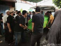 Isak Tangis Kerabat Sambut Kedatangan Jenazah Ayudiah Atlet Silat Semarang