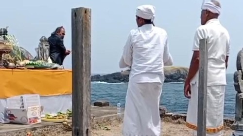 Keluarga menggelar upacara pakelem di Pantai Bukit Asah, Karangasem, Bali, Rabu (28/10/2026). (Foto: Dok. Basarnas Karangasem)