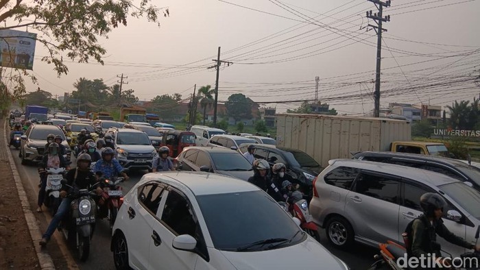 Kemacetan terjadi di Jalan Perintis Kemerdekaan, Kota Makassar, Sulawesi Selatan (Sulsel) sore ini.