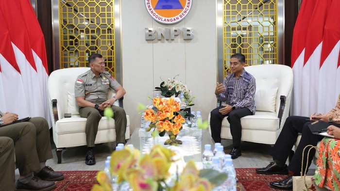 Kepala BNPB Kristomei Sianturi dengan Duta Besar Malaysia untuk Indonesia Muzafar Shah Mustafa, di Graha BNPB, Jakarta, Selasa (27/10).