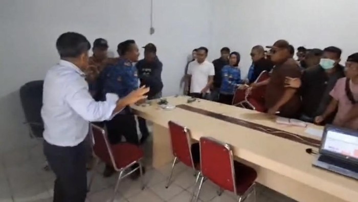Kepala Dinas Pariwisata Sultra, Ridwan Badallah, digeruduk loyalis Ridwan Bae akibat dugaan fitnah.