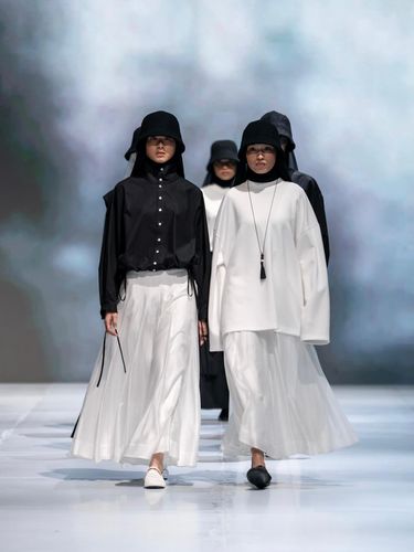 Koleksi Sabamodest di Jakarta Fashion Week 2027. Koleksi Sabamodest di Jakarta Fashion Week 2027.