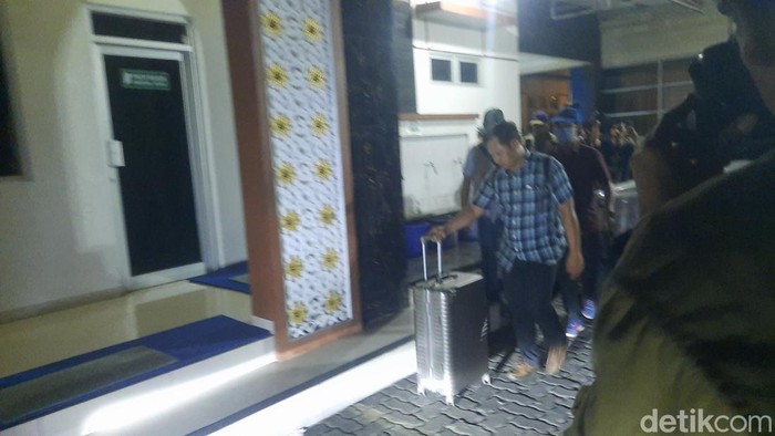 Momen petugas KPK membawa koper dan kardus usai menggeledah kantor Bea Cukai Kudus, Rabu (28/10/2026).