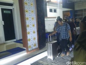 Video: KPK Bawa 2 Koper dan 1 Kardus Usai Geledah Bea Cukai Kudus