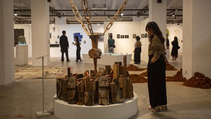 Pengunjung mengamati karya yang dipamerkan dalam pameran seni kontemporer Nandur Srawung 2026 bertajuk &ldquo;Akademi: Landskap&rdquo; di Taman Budaya Yogyakarta, Yogyakarta, Rabu (28/10/2026). Pameran yang digagas Dinas Kebudayaan Daerah Istimewa Yogyakarta (DIY) melalui Taman Budaya Yogyakarta (TBY) tersebut melibatkan 100 seniman terpilih dari berbagai daerah di Indonesia sebagai upaya memetakan perkembangan seni rupa kontemporer Indonesia. ANTARA FOTO/Andreas Fitri Atmoko
