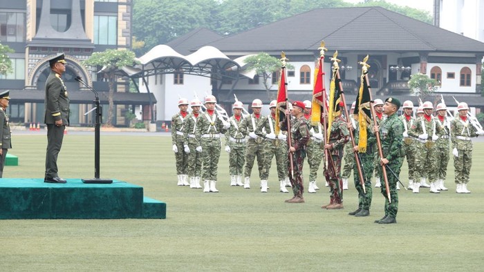 KSAD Jenderal TNI Tandyo Budi memimpin upacara penganugerahan Tanda Kehormatan Samkaryanugraha kepada4 satuan TNI ADsebagai penghargaan atas jasa & prestasi. (dok Dispenad)
