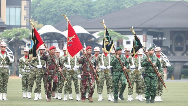 KSAD Jenderal TNI Tandyo Budi memimpin upacara penganugerahan Tanda Kehormatan Samkaryanugraha kepada 4 satuan TNI AD sebagai penghargaan atas jasa & prestasi. (dok Dispenad)