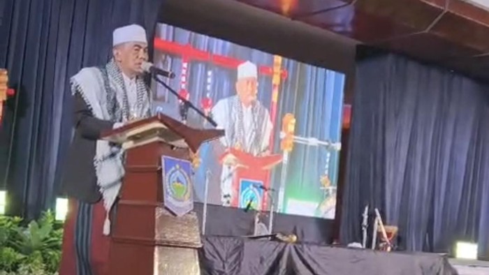 Tangkapan layar Tokoh Majelis Adat Sasak (MAS), Lalu Nurudin Marzuki, meninggal dunia saat memimpin doa pembukaan Kongres Internasional I Bahasa Sasak 2026, Rabu siang (28/10/2026).