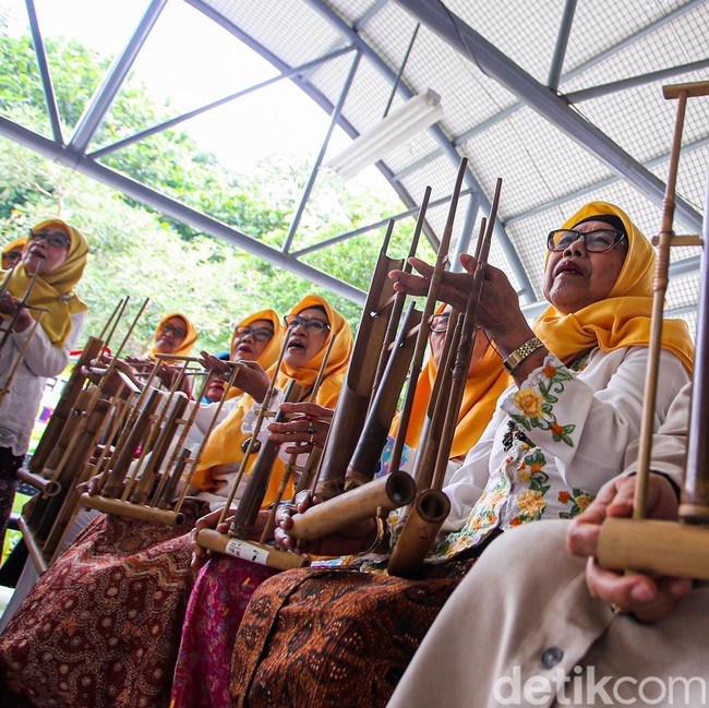 Melihat Lansia Belajar hingga Bermain Angklung di Sekolah Lansia