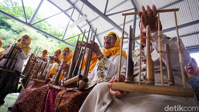 Melihat Lansia Belajar hingga Bermain Angklung di Sekolah Lansia