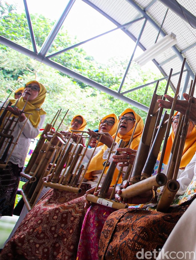 Melihat Lansia Belajar hingga Bermain Angklung di Sekolah Lansia