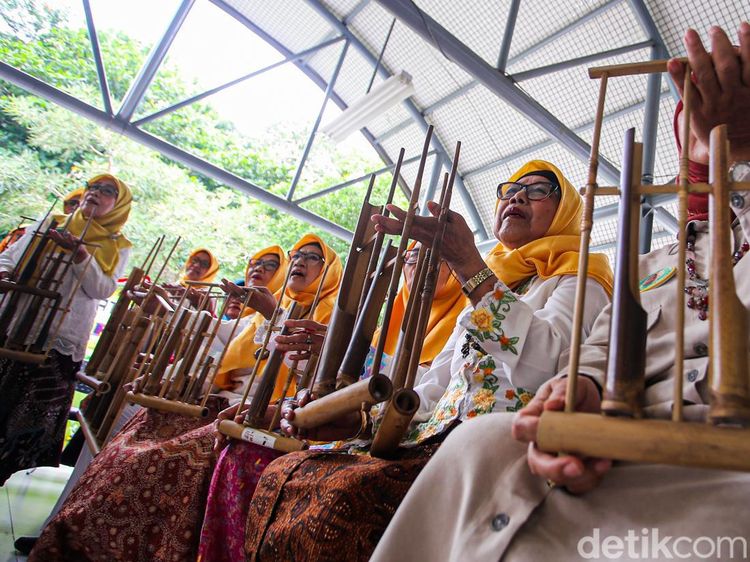 Melihat Lansia Belajar hingga Bermain Angklung di Sekolah Lansia
