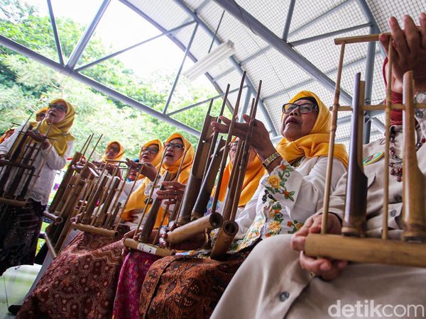 Melihat Lansia Belajar hingga Bermain Angklung di Sekolah Lansia