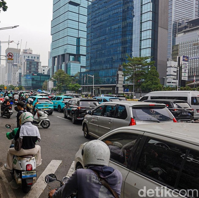 Lalu Lintas di Sekitar Bundaran HI Dialihkan