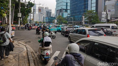 Lalu Lintas di Sekitar Bundaran HI Dialihkan