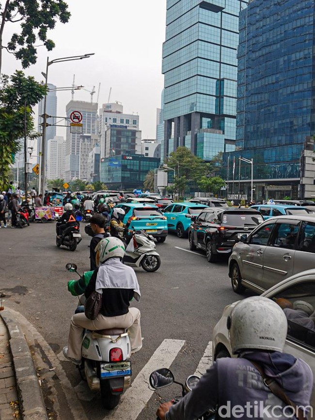 Lalu Lintas di Sekitar Bundaran HI Dialihkan