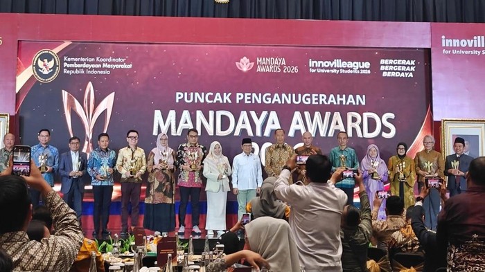 Direktur DRP UMY, apt. RR. Sabtanti Harimurti, S.Si., M.Sc., Ph.D., (jilbab pink keenam dari kiri foto) menerima tropi Juara 2 Mandaya Awards 2026