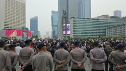 Massa Aksi Sampaikan Aspirasi di Bundaran HI