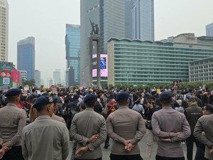 Massa Aksi Sampaikan Aspirasi di Bundaran HI