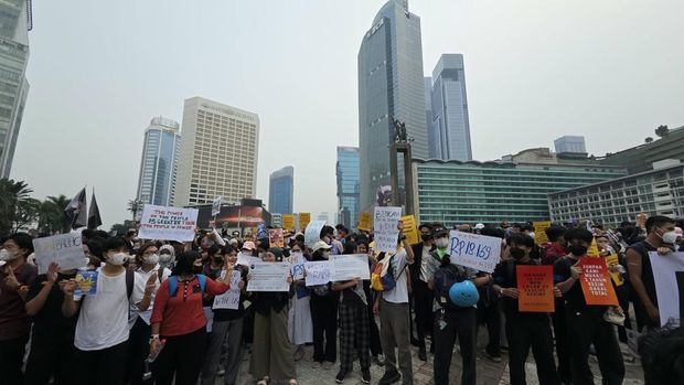 Massa aksi tiba di Bundaran HI untuk sampaikan aspirasi mengenai sejumlah isu, Rabu (28/10/2026)