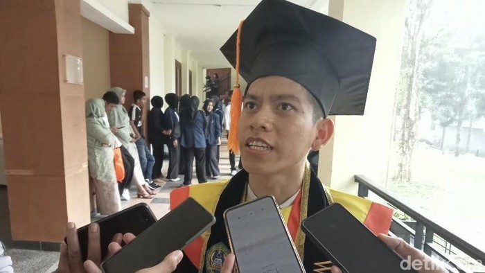 Masya Bagari Takum, pemuda penjaga fotokopi sukses jadi wisudawan terbaik di Sukabumi