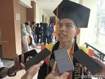 Penjaga Kios Fotokopi Jadi Wisudawan Terbaik di Sukabumi