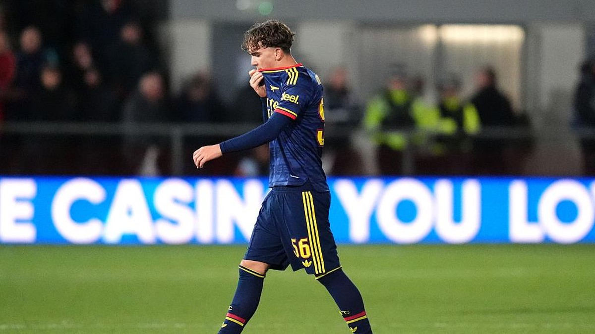 Max Dowman saat berjalan meninggalkan lapangan usai mendapat kartu merah saat melawan Fleetwood Town. Foto: PA Images via Getty Images/Nick Potts - PA Images