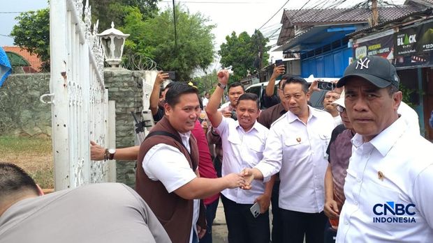 Menteri Pertanian sekaligus Kepala Badan Pangan Nasional (Bapanas) Amran Sulaiman saat menyidak jalan Kayu Manis 10, Jakarta Timur, Rabu (28/10/2026). (CNBC Indonesia/Martyasari Rizky)