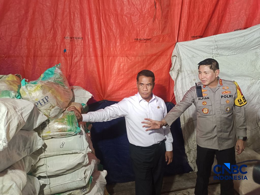 Menteri Pertanian sekaligus Kepala Bapanas Amran Sulaiman saat melakukan inspeksi mendadak (sidak) di Pasar Induk Beras Cipinang (PIBC), Jakarta Timur, Rabu (28/10/2026). Menteri Pertanian sekaligus Kepala Bapanas Amran Sulaiman saat melakukan inspeksi mendadak (sidak) di Pasar Induk Beras Cipinang (PIBC), Jakarta Timur, Rabu (28/10/2026). (CNBC Indonesia/Martyasari Rizky)