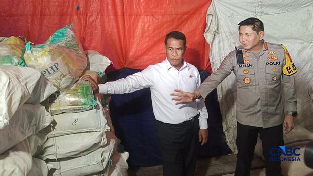 Menteri Pertanian sekaligus Kepala Bapanas Amran Sulaiman saat melakukan inspeksi mendadak (sidak) di Pasar Induk Beras Cipinang (PIBC), Jakarta Timur, Rabu (28/10/2026). Menteri Pertanian sekaligus Kepala Bapanas Amran Sulaiman saat melakukan inspeksi mendadak (sidak) di Pasar Induk Beras Cipinang (PIBC), Jakarta Timur, Rabu (28/10/2026). (CNBC Indonesia/Martyasari Rizky)
