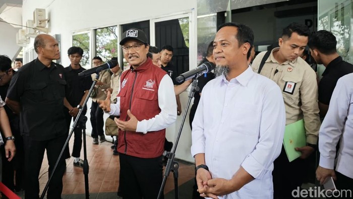 Menteri Sosial RI Saifullah Yusuf atau Gus Ipul didampingi Gubernur Sulsel Andi Sudirman Sulaiman saat memberikan keterangan terkait peringatan satu tahun Sekolah Rakyat. Menteri Sosial RI Saifullah Yusuf atau Gus Ipul didampingi Gubernur Sulsel Andi Sudirman Sulaiman saat memberikan keterangan terkait peringatan satu tahun Sekolah Rakyat.