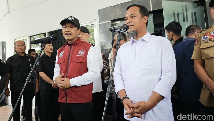 Menteri Sosial RI Saifullah Yusuf atau Gus Ipul didampingi Gubernur Sulsel Andi Sudirman Sulaiman saat memberikan keterangan terkait peringatan satu tahun Sekolah Rakyat.