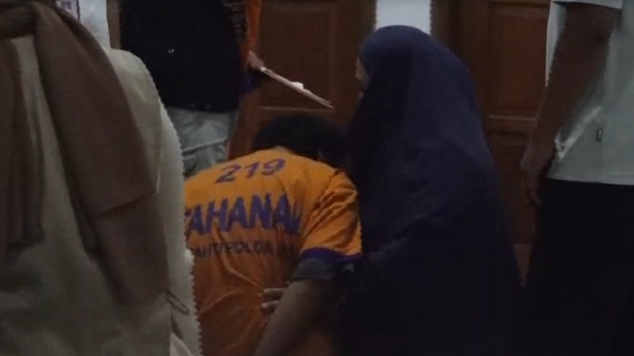 Momen Dwi Bagus Martono bersimpuh usai istri sah menyampaikan sesuatu secara emosional usai rekonstruksi pembunuhan terhadap istri sirinya.