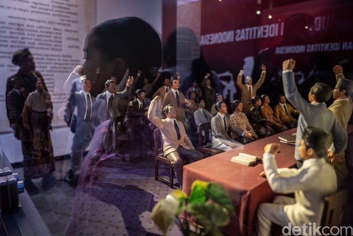 Pengunjung mengamati patung tokoh pemuda di Museum Sumpah Pemuda, Jakarta, Rabu (28/10/2026). Museum yang menjadi lokasi bersejarah Kongres Pemuda II pada 28 Oktober 1928 tersebut menyimpan berbagai artefak, foto dan dokumentasi yang merekam perjalanan pergerakan pemuda Indonesia dalam memperjuangkan persatuan bangsa. ANTARA FOTO/Bayu Pratama S/nz
