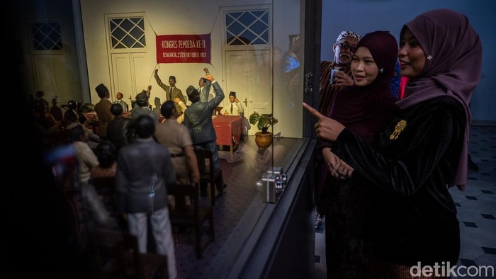 Museum Sumpah Pemuda di Jakarta Pengunjung mengamati patung tokoh pemuda di Museum Sumpah Pemuda, Jakarta, Rabu (28/10/2026). Museum yang menjadi lokasi bersejarah Kongres Pemuda II pada 28 Oktober 1928 tersebut menyimpan berbagai artefak, foto dan dokumentasi yang merekam perjalanan pergerakan pemuda Indonesia dalam memperjuangkan persatuan bangsa. ANTARA FOTO/Bayu Pratama S/nz