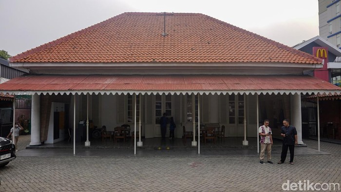 Museum Sumpah Pemuda di Jakarta Pusat menyimpan berbagai koleksi yang merekam perjalanan sejarah pergerakan pemuda Indonesia. Menjelang peringatan Hari Sumpah Pemuda pada 28 Oktober, pengunjung dapat melihat dokumentasi sejarah hingga instalasi digital interaktif di museum tersebut, Jumat (23/10/2026).

Bangunan bersejarah dengan atap genteng merah dan pilar-pilar putih di bagian depan itu menjadi saksi perjalanan lahirnya ikrar persatuan bangsa. Di sepanjang teras depan, deretan patung dada perunggu yang merepresentasikan sejumlah tokoh pergerakan pemuda tertata rapi.