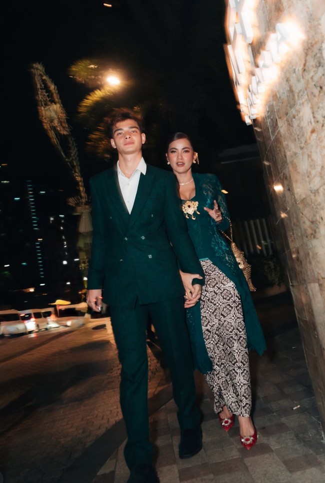 Pasangan artis Olla Ramlan dan Tristan Molina tampil kompak saat kondangan bersama. Seperti biasa, Olla dan Tristan memamerkan gaya mesra mereka. Foto: Instagram/@ollaramlan