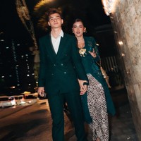 Gaya Couple Olla Ramlan Kondangan Bareng Tristan, Berkebaya Hijau Emerald