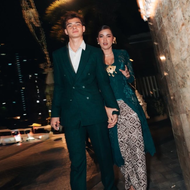 Gaya Couple Olla Ramlan Kondangan Bareng Tristan, Berkebaya Hijau Emerald